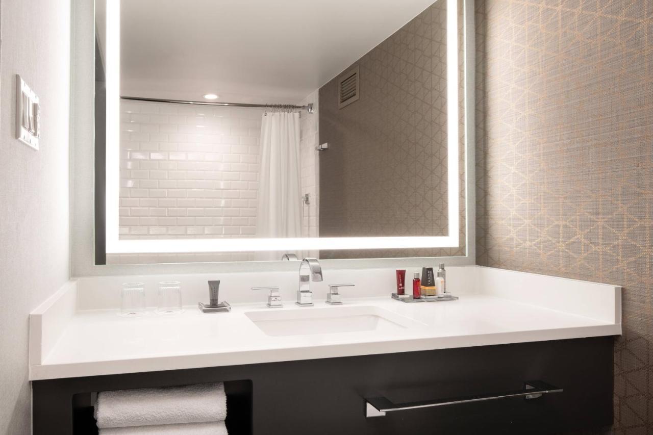 Отель Seattle Airport Marriott Ситак Экстерьер фото